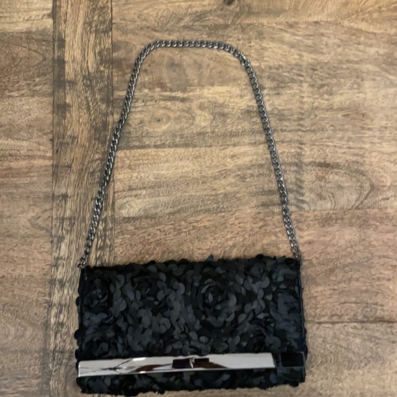 Black Clutch // Removable Chain - Picture 2 of 2